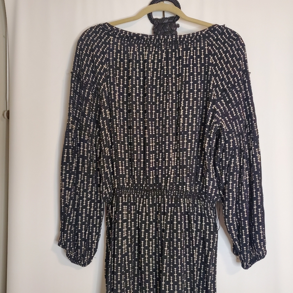 Sophie Max Size L B&W boat neck, snap closure, elastic belted waist midi dress